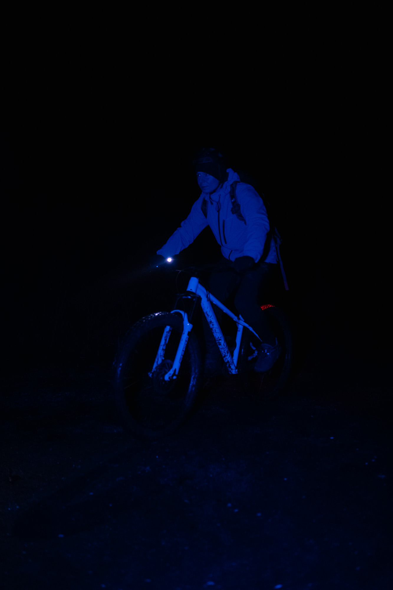 Série photo VTT bikepacking de nuit en technicolor