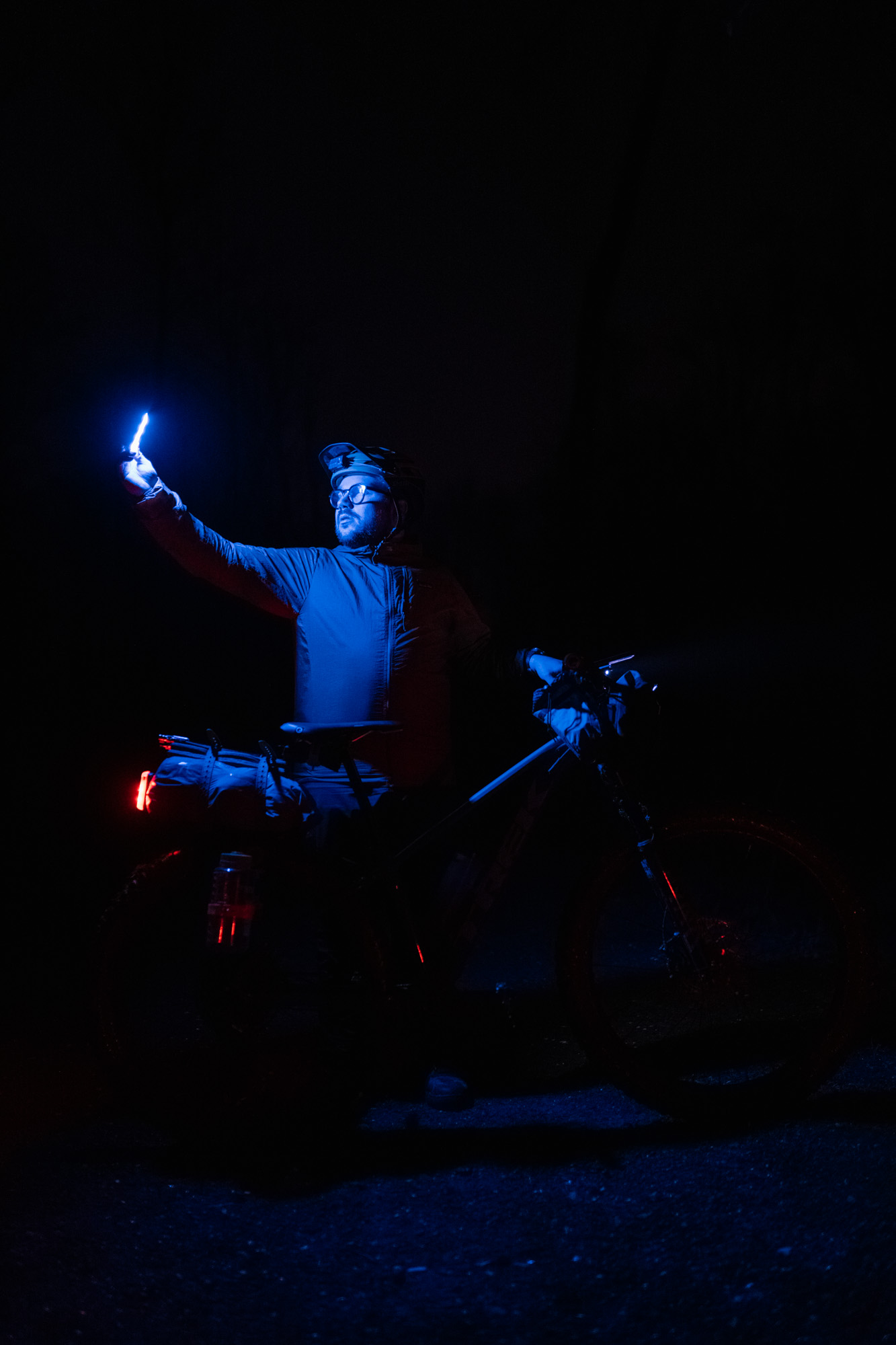 Série photo VTT bikepacking de nuit en technicolor