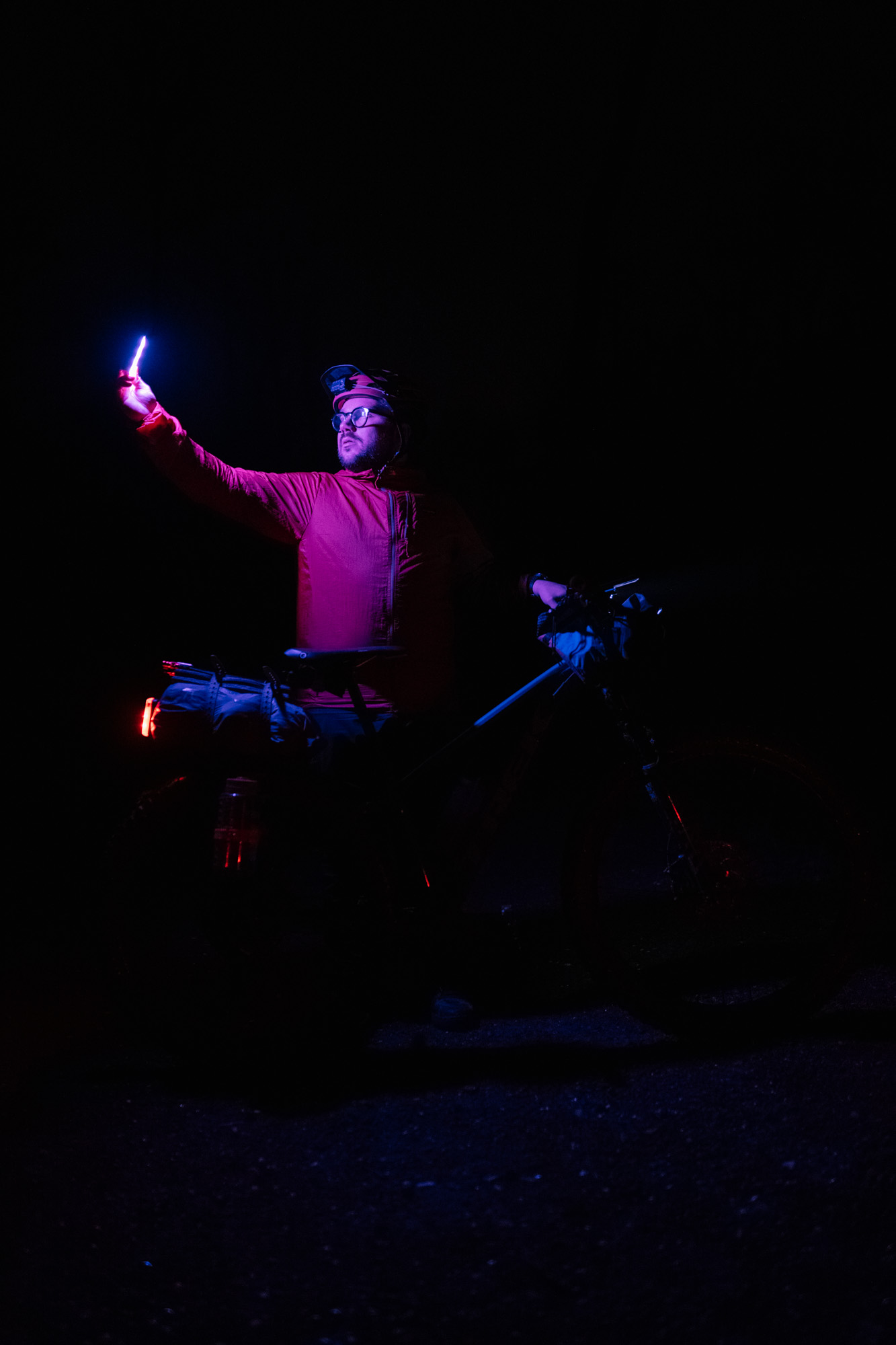 Série photo VTT bikepacking de nuit en technicolor