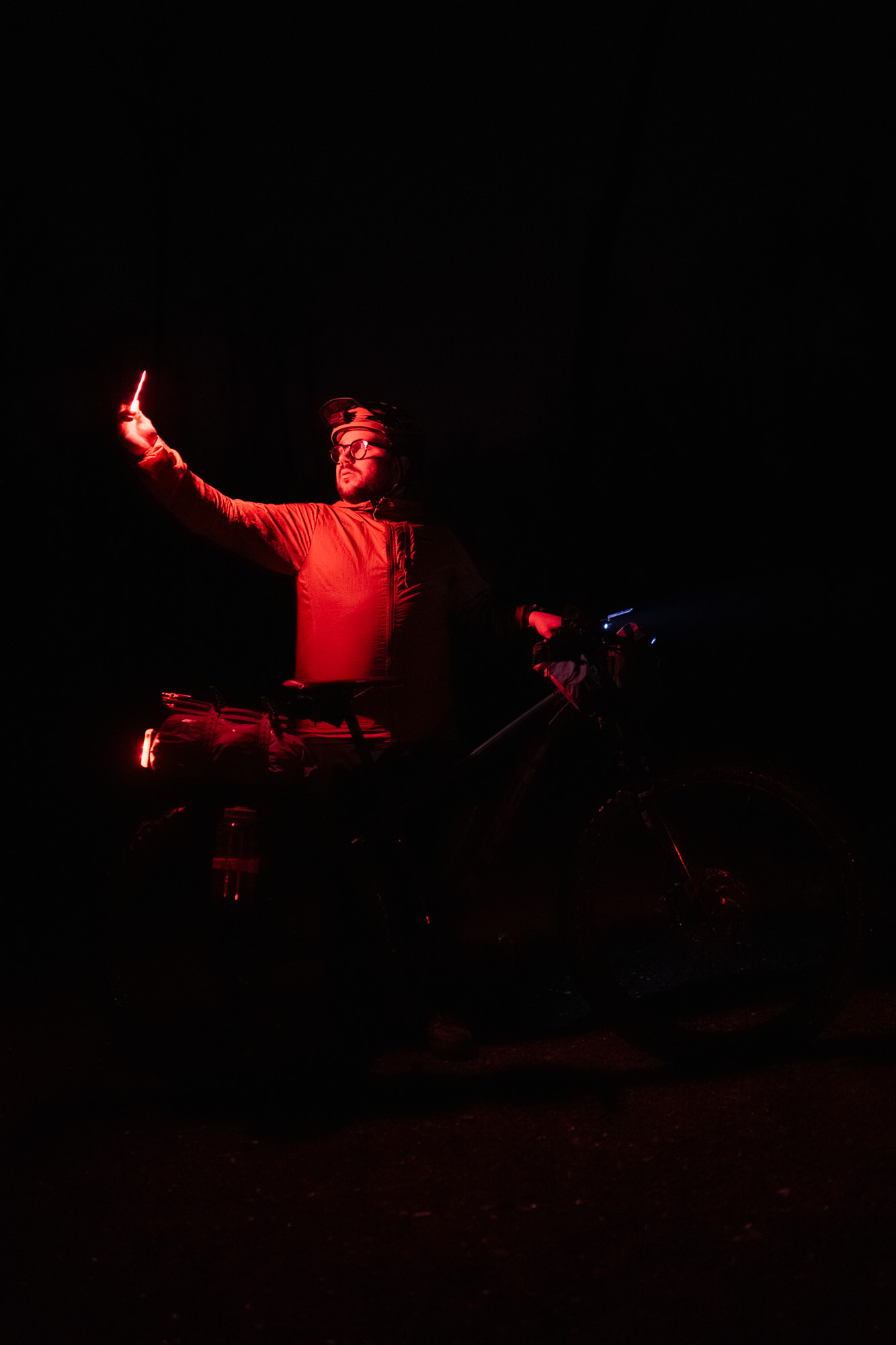 Série photo VTT bikepacking de nuit en technicolor