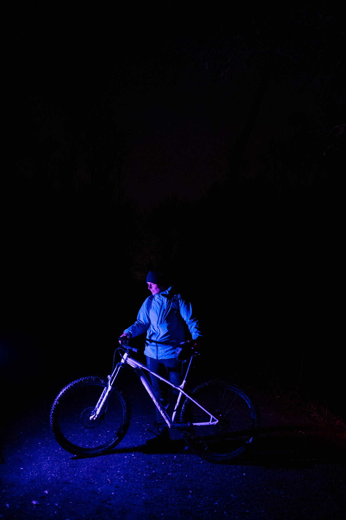 Série photo VTT bikepacking de nuit en technicolor