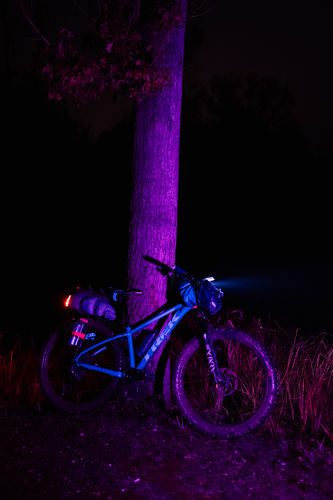 Série photo VTT bikepacking de nuit en technicolor