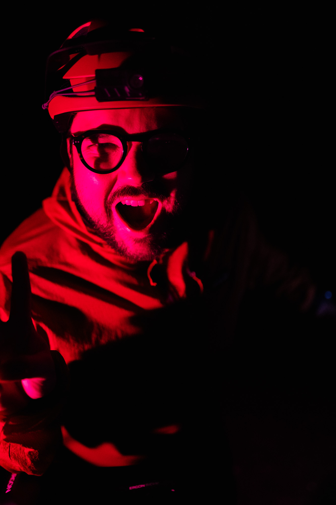 Série photo VTT bikepacking de nuit en technicolor