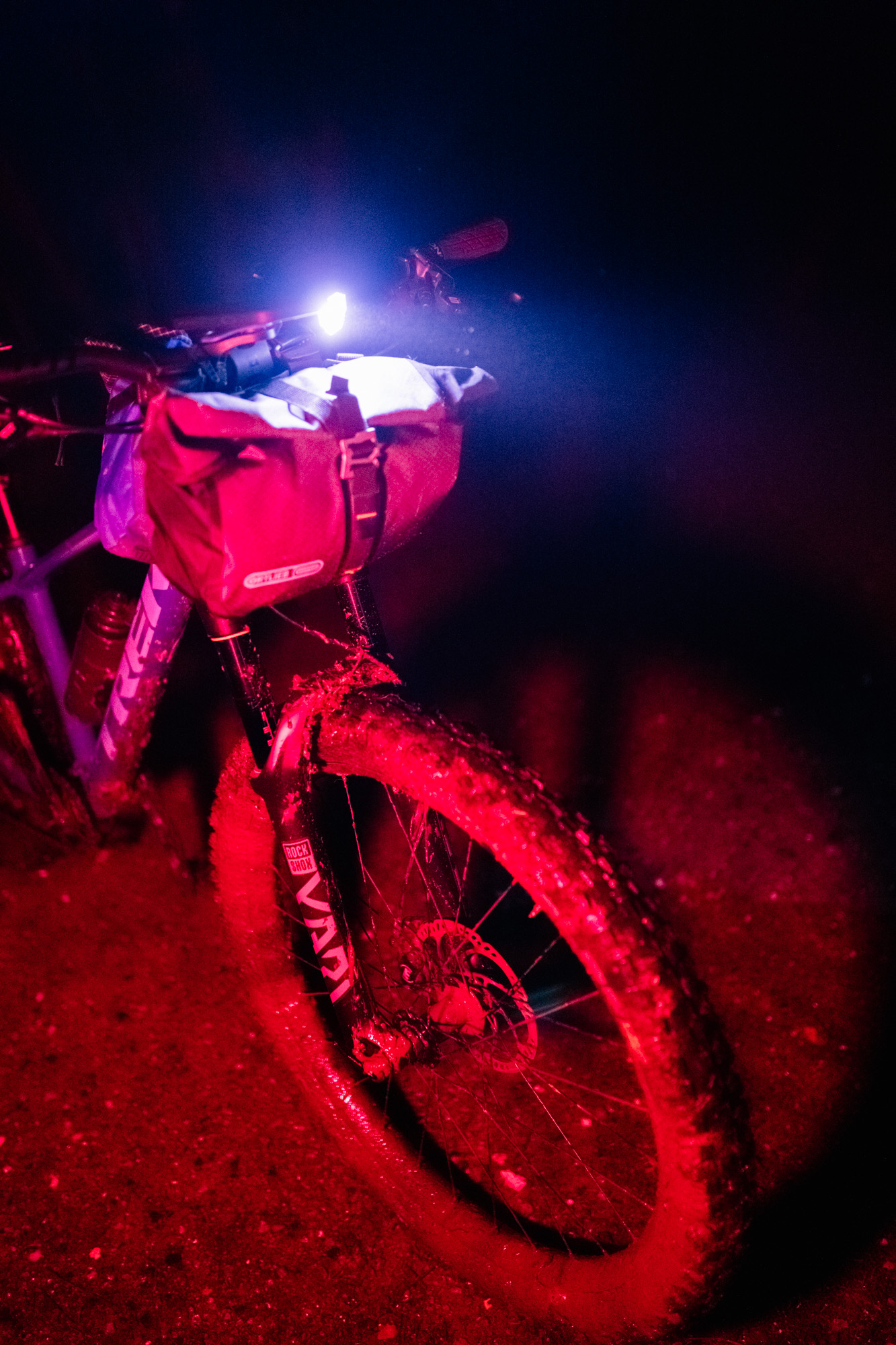 Série photo VTT bikepacking de nuit en technicolor