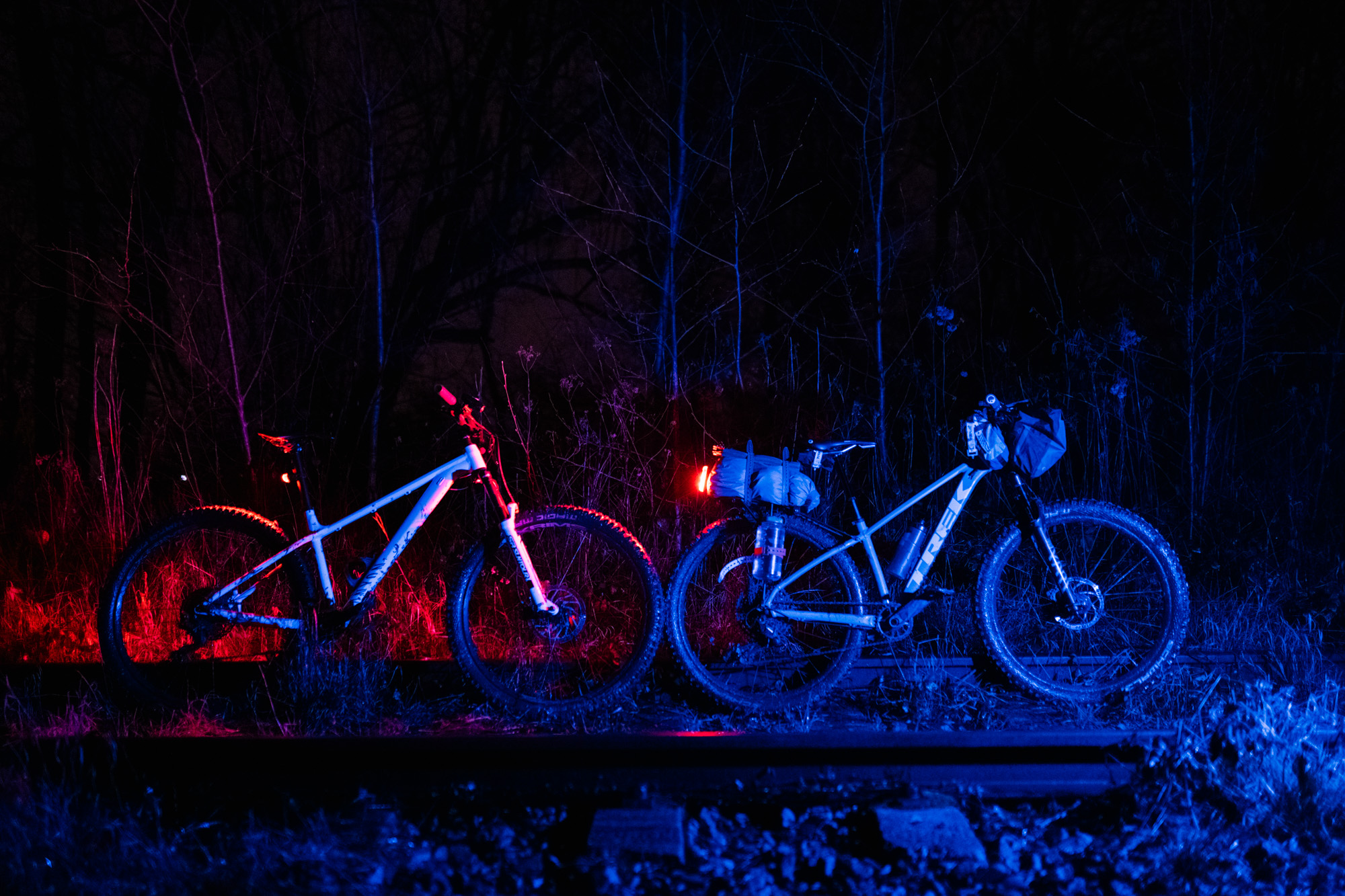 Série photo VTT bikepacking de nuit en technicolor
