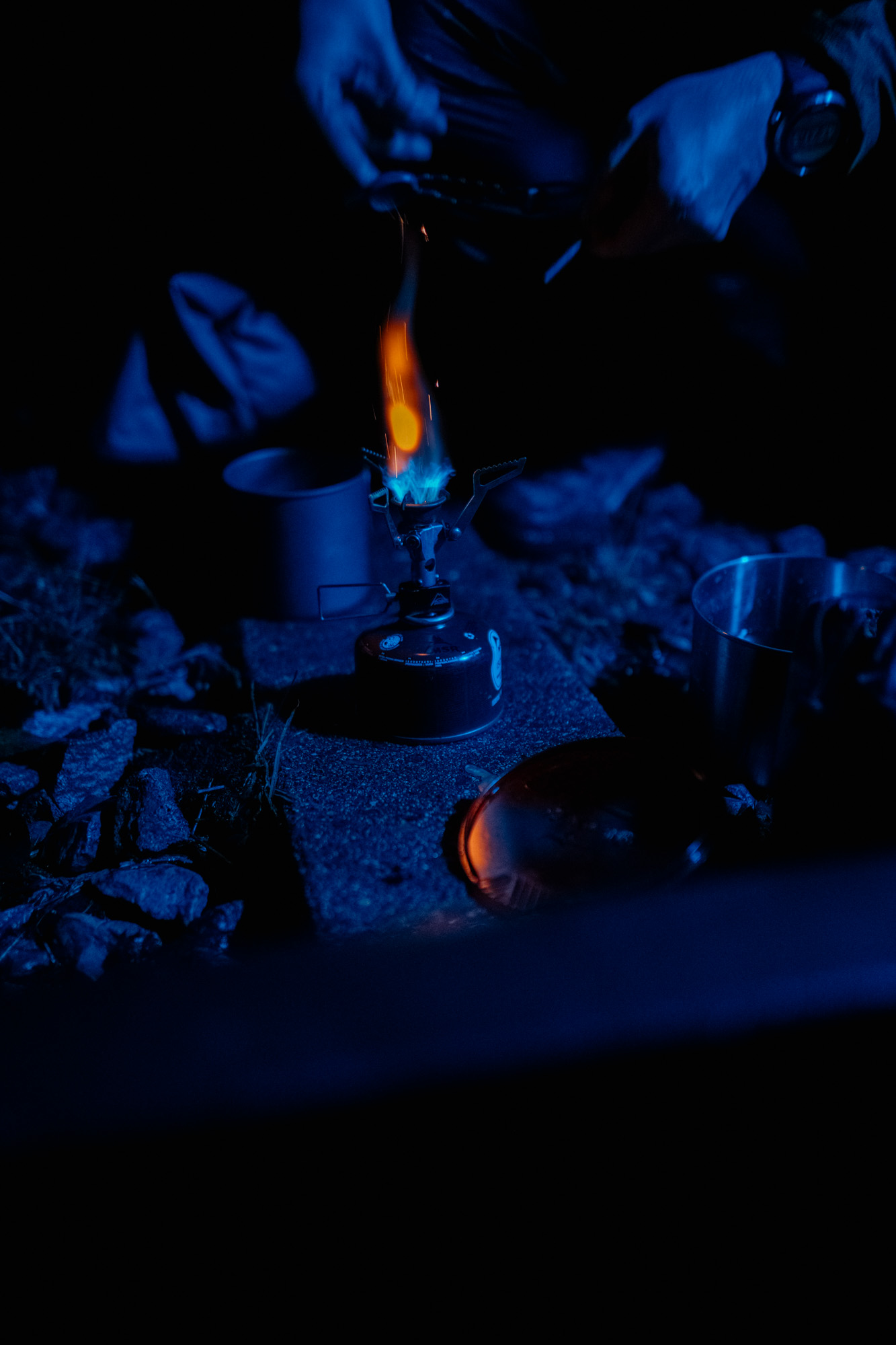 Série photo VTT bikepacking de nuit en technicolor