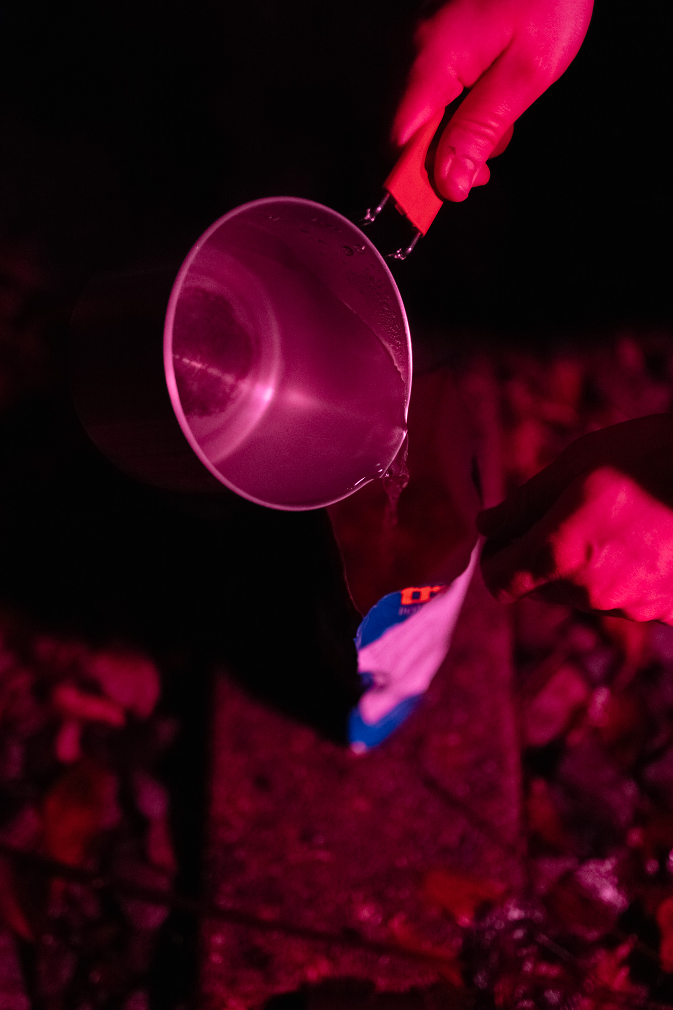 Série photo VTT bikepacking de nuit en technicolor