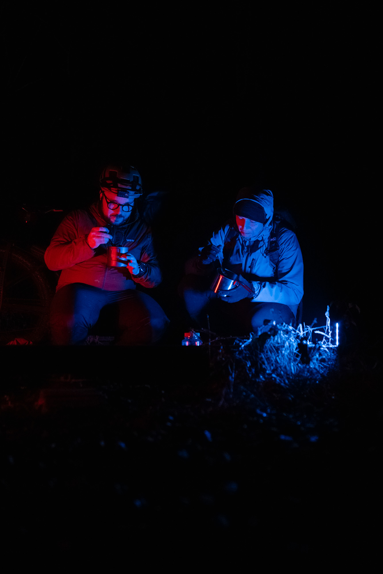 Série photo VTT bikepacking de nuit en technicolor